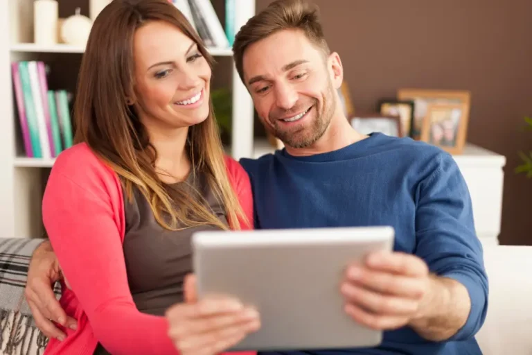 Couple souriant découvrant comment changer de vie grâce au digital