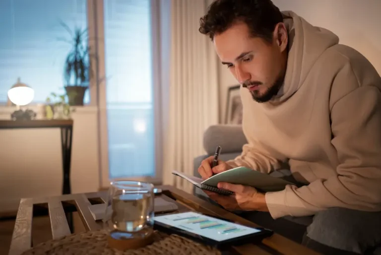 Homme réfléchissant à un complément de revenus en 2025 depuis chez lui