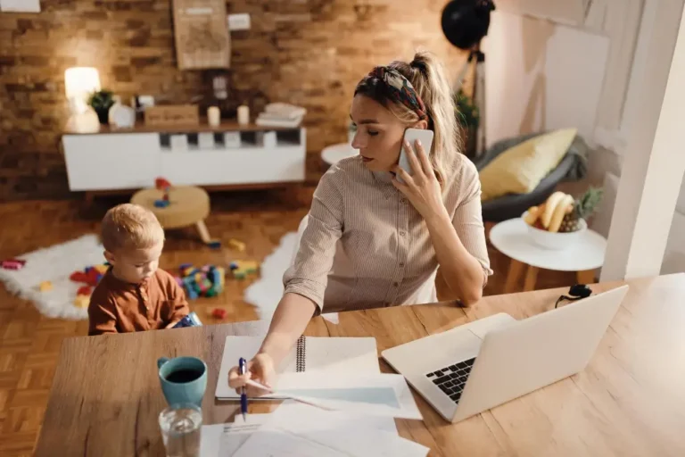 Femme travaillant sur un job à domicile tout en s’occupant de son enfant