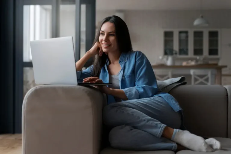 Femme en télétravail générant un complément de revenus depuis chez elle en 2025