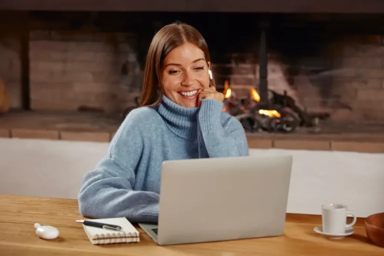 Femme souriante développant son activité MLM Atomy depuis son domicile en 2025